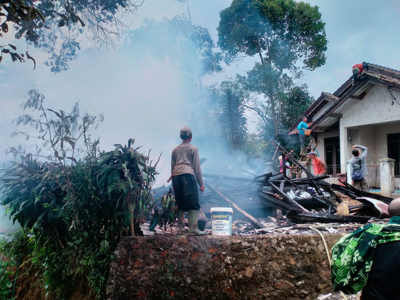 Kebakaran hebat melanda sebuah rumah milik Pepe (57), warga Kampung Puncak Manis, RT 009/RW 004, Desa Sukamanah, Kecamatan Gegerbitung, Kabupaten Sukabumi, pada Senin (29/9) siang.